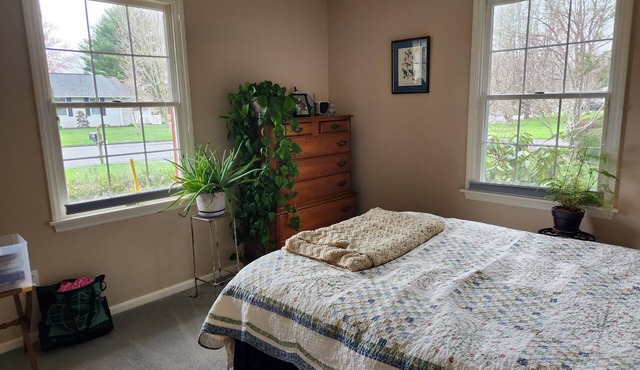 2 mi from VT campus. Great house - football games, graduation, or campus visits.