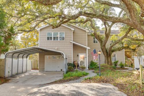 2 Mi to Atlantic Beach Coastal Retreat with Deck