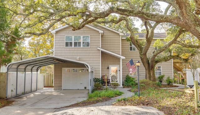 2 Mi to Atlantic Beach: Coastal Retreat w/Deck