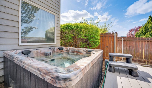 2 Mi to Badger Mountain: Hot Tub Haven!