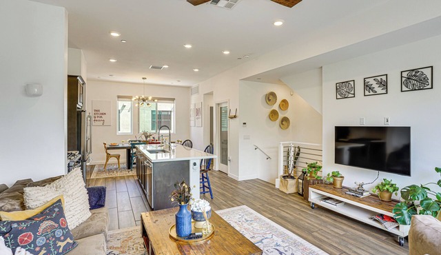 2 Mi to Beach: Luxe LA-Area Townhome w/Balcony