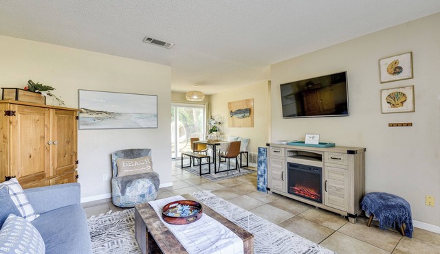 2 Mi to Beach, Near Airport: Heart of Fort Walton