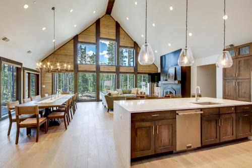 2 Mi to Big Sky Resort Luxe Mtn-View Retreat!