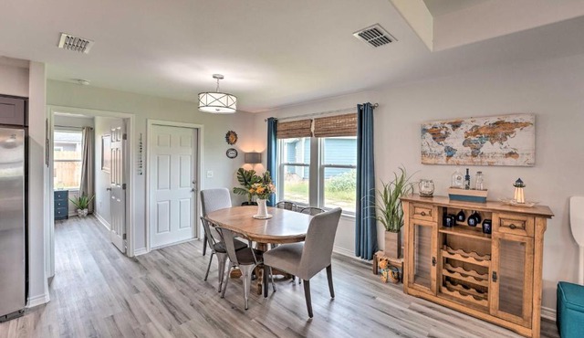 2 Mi to Boating RR Sea House in Aransas Pass!