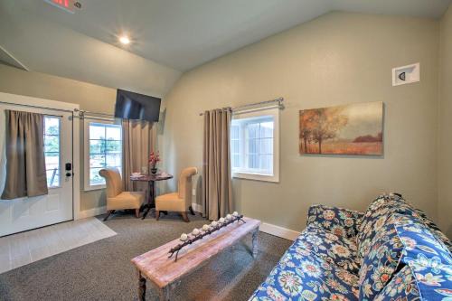 2 Mi to Branson Strip Cozy Cottage with Fire Pit!