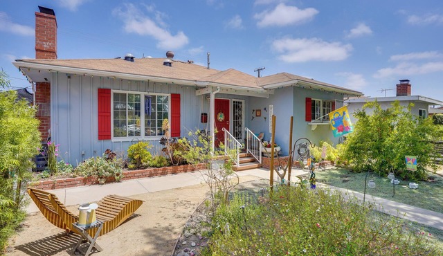 2 Mi to Cal State Long Beach: Bungalow w/Hot Tub!