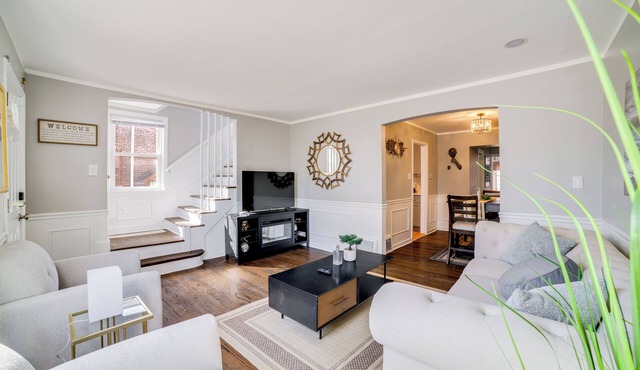 2 Mi to Calumet Park & Beach: Windy City Escape!