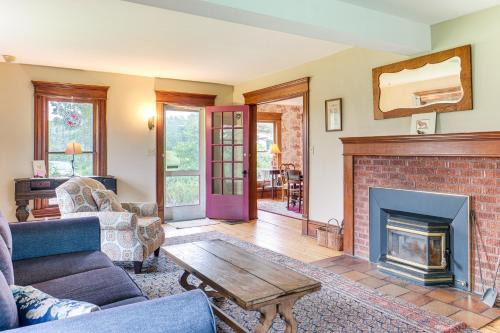 2 Mi to Chardon Square Family Farmhouse Escape