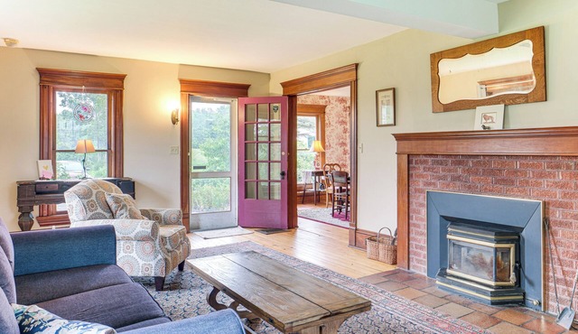 2 Mi to Chardon Square: Spacious Farmhouse