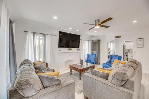 2 Mi to Citadel Outlets! East LA Retreat Near I-5