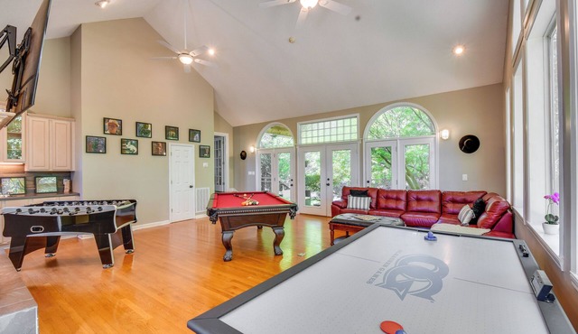 2 Mi to Clemson: Central Villa w/Deck, Near Lakes