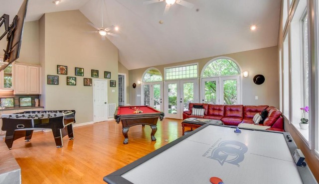 2 Mi to Clemson Central Villa with Deck, Near Lakes