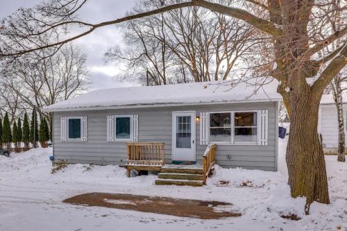 2 Mi to CMU! Quaint Bungalow with Fenced Backyard
