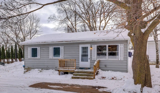 2 Mi to CMU! Quaint Bungalow w/Fenced Backyard