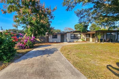 2 Mi to Cocoa Riverfront Park Home with Patio!