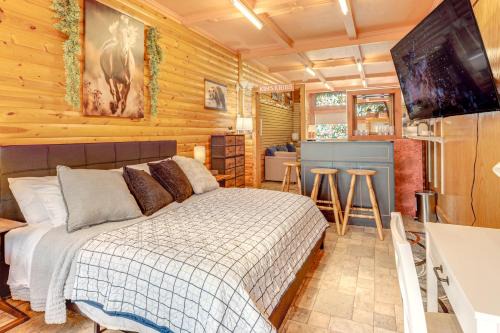 2 MI to Crandon Raceway: Studio w/Patio!