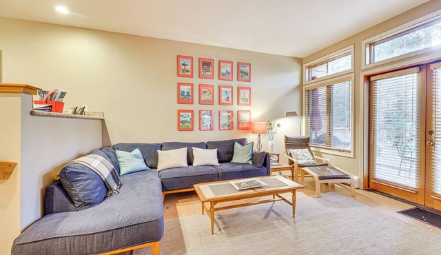 2 Mi to Diamond Peak! Corner-Unit Condo w/Hot Tub