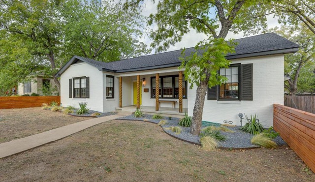 2 Mi to Downtown Austin: Family Home w/Porch!