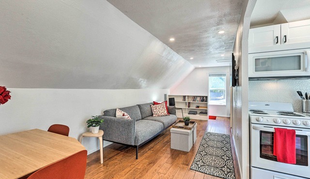 2 Mi to Downtown Denver: Chic Apartment!