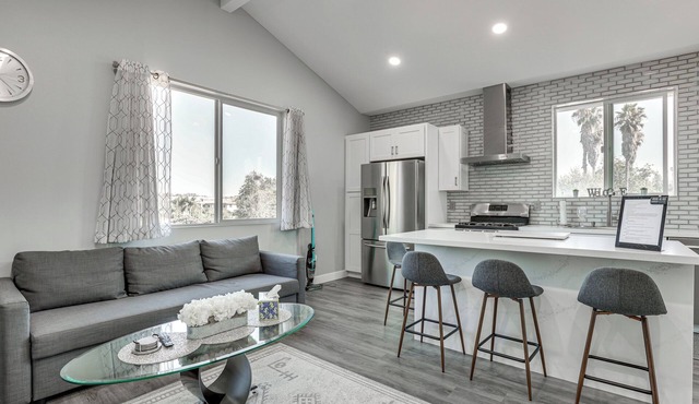 2 Mi to Downtown Escondido: Apt w/Balconies