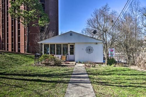 2 Mi to Downtown Knoxville Cozy Home with Patio