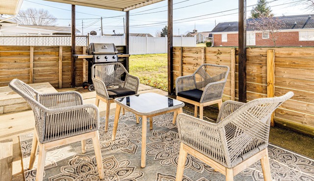 2 Mi to Downtown Logansport: Quiet Home w/Grill