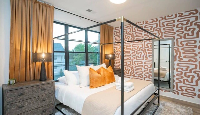 2 Mi to DT + King Beds & Garage