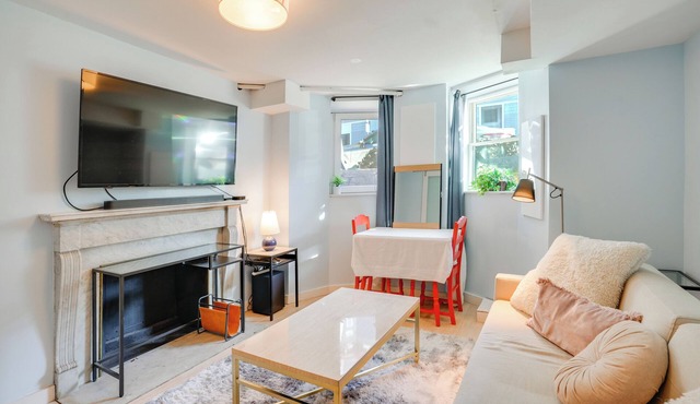 2 Mi to Dtwn: Boston Apartment Near Beaches!