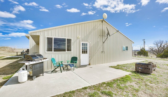 2 Mi to Dtwn Buffalo: Mtn-View Retreat w/Patio!