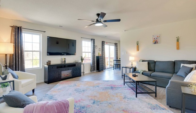 2 Mi to Dtwn Fulton: 'Meadowlark' Home w/Deck!