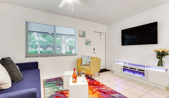 2 Mi to Dtwn Hollywood: Vibrant Pet-Friendly Condo