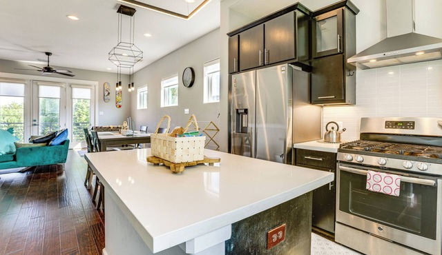 2 Mi to Dtwn: Modern Houston Home w/Private Patio