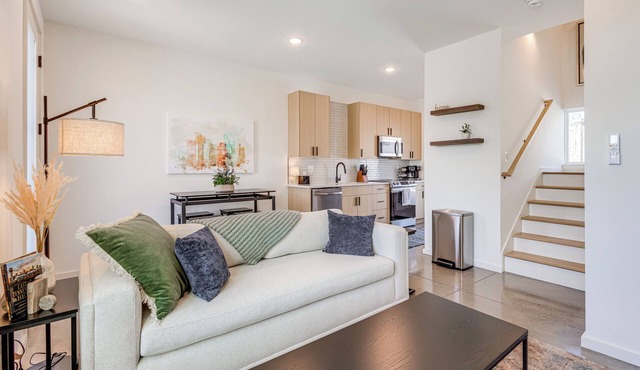 < 2 Mi to Dtwn: Modern Townhome in Knoxville