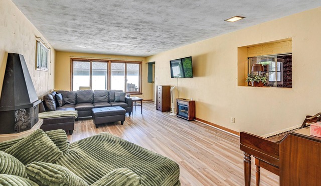 2 Mi to Dtwn Newark: Pet-Friendly Home!