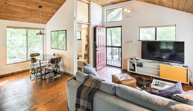 2 Mi to Dtwn Pet-Friendly Austin Studio with Yard
