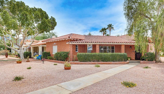 2 Mi to Dtwn Phoenix: Walkable Family Retreat!