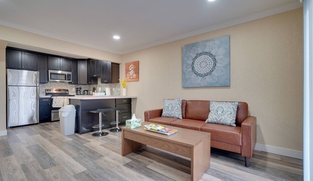 2 Mi to Dtwn Pleasanton Condo w/Pool Access