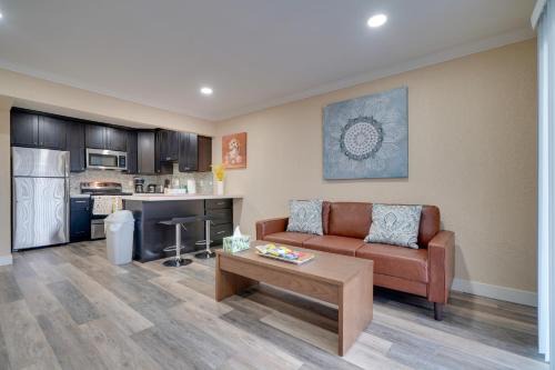2 Mi to Dtwn Pleasanton Condo with Pool Access