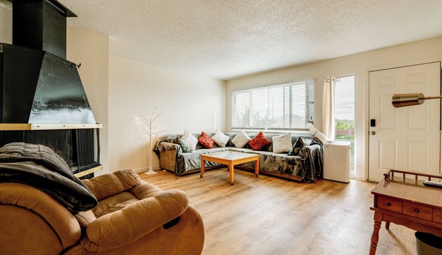 2 Mi to Dtwn Reno & UNR: City-View Townhome!