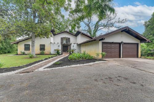 2 Mi to Dtwn Spacious Angleton Home with Courtyard!