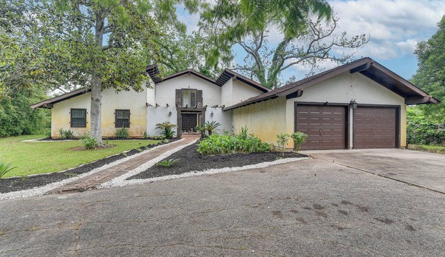 2 Mi to Dtwn: Spacious Angleton Home w/Courtyard!