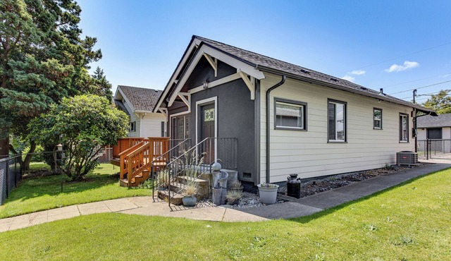 2 Mi to Dtwn Tacoma: Charming Home w/Deck & Yard!