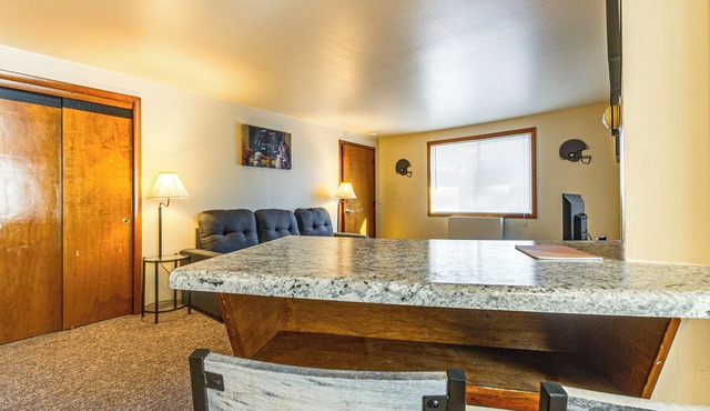 2 Mi to Dwtn Green Bay: Ideally Located Townhome!
