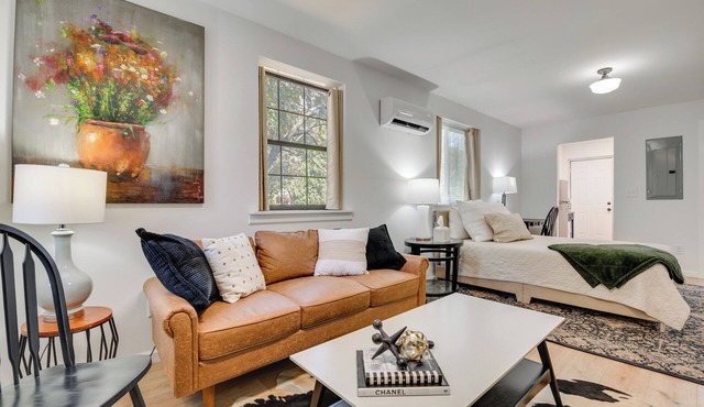 2 Mi to East Atlanta Village: Cozy Studio w/Porch