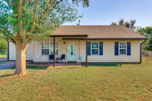 2 Mi to Fort Sill Quiet Family Retreat with Yard