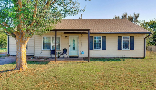 2 Mi to Fort Sill: Quiet Family Retreat w/Yard