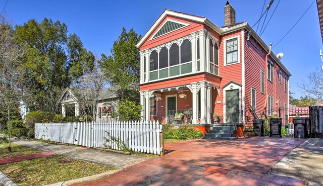 2 Mi to French Quarter: NOLA Getaway w/Porch!