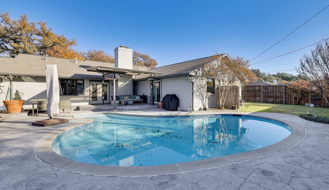 2 Mi to Galleria Dallas: Group Retreat w/Yard!
