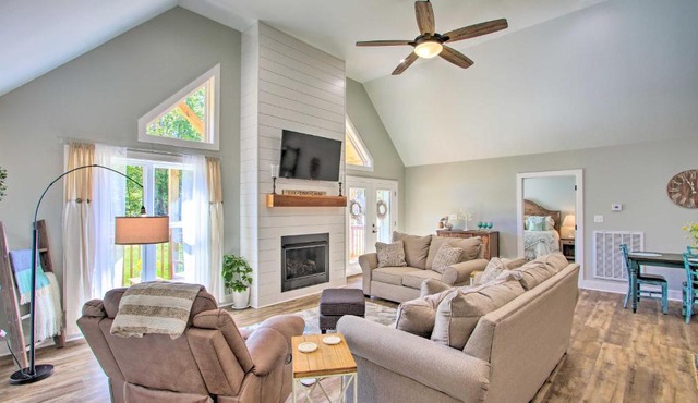2 Mi to Golf Course and Fire Pit Cozy Counce Cabin!