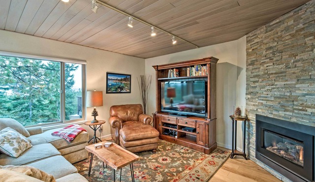 2 Mi to Heavenly Mountain: Tahoe Retreat w/Views